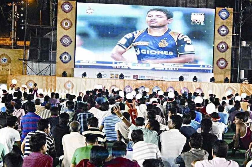 Crowd at IPL Fan Park